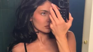 Kylie Jenner reinventa a ‘Glossy French Nails’