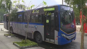 Ônibus é sequestrado na Avenida Brasil e perseguição termina com prisão