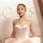 Ariana Grande no tapete vermelho do Oscar 2025