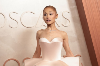 Ariana Grande no tapete vermelho do Oscar 2025