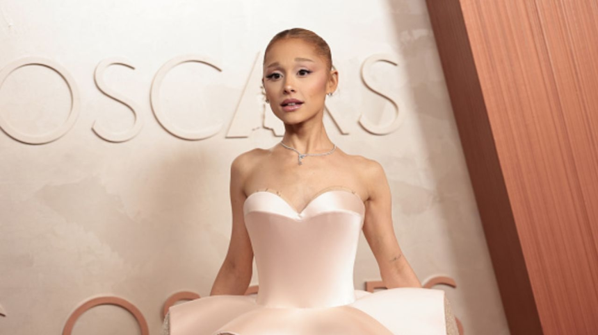 Ariana Grande no tapete vermelho do Oscar 2025