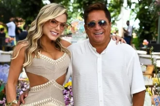 Foto do casal Leonardo e Poliana sorrindo em evento