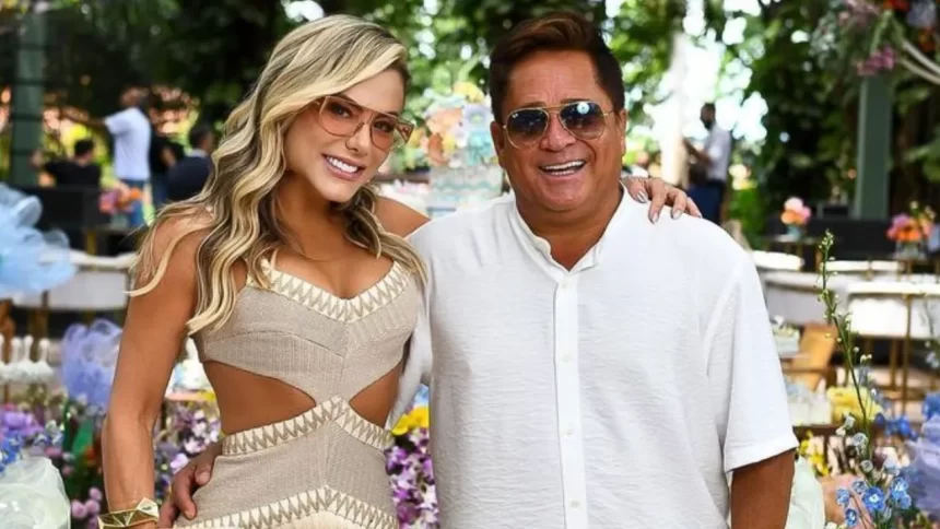 Foto do casal Leonardo e Poliana sorrindo em evento