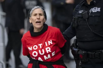 Protesto dentro da Trump Tower