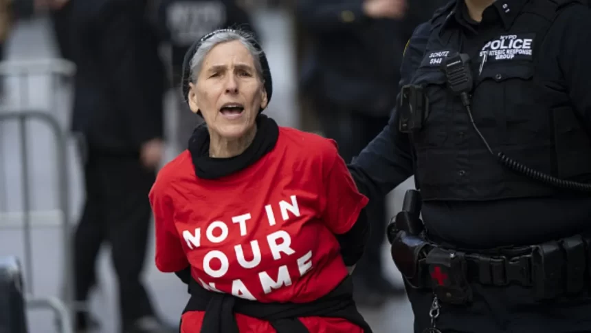 Protesto dentro da Trump Tower