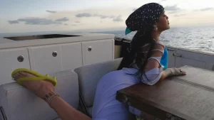 Rihanna surge com look de verão ousado e novo chinelo neon polêmico
