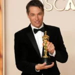 Sean Baker segurando o Oscar