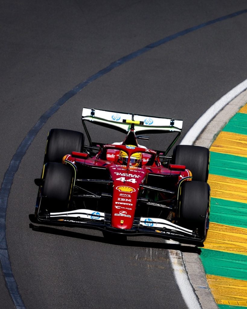 Hamilton pilotando o carro no treino livre do GP da Austrália