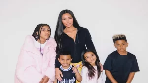 Kim Kardashian avalia tomar decisão judicial sobre a guarda dos filhos