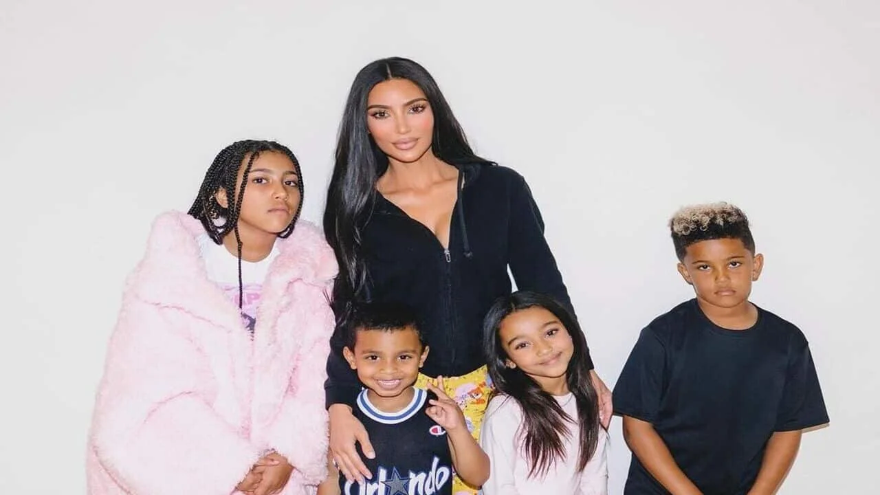 Kim Kardashian e seus filhos