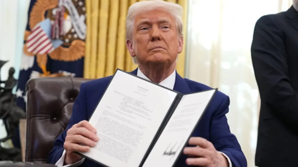 Trump assina ordem executiva para fechamento do Departamento de Educação dos EUA