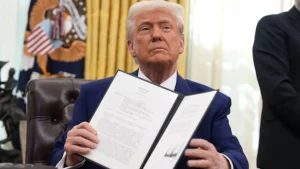 Trump assina ordem executiva para fechamento do Departamento de Educação dos EUA