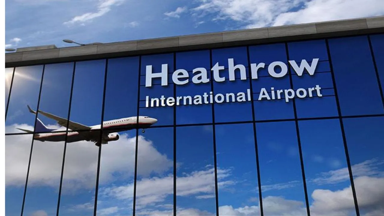 Reflexo da decolagem de um avião na fachada espelhada do prédio do aeroporto internacional de Heathrow