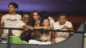 Anitta troca carinhos com moreno misterioso e levanta rumores de romance