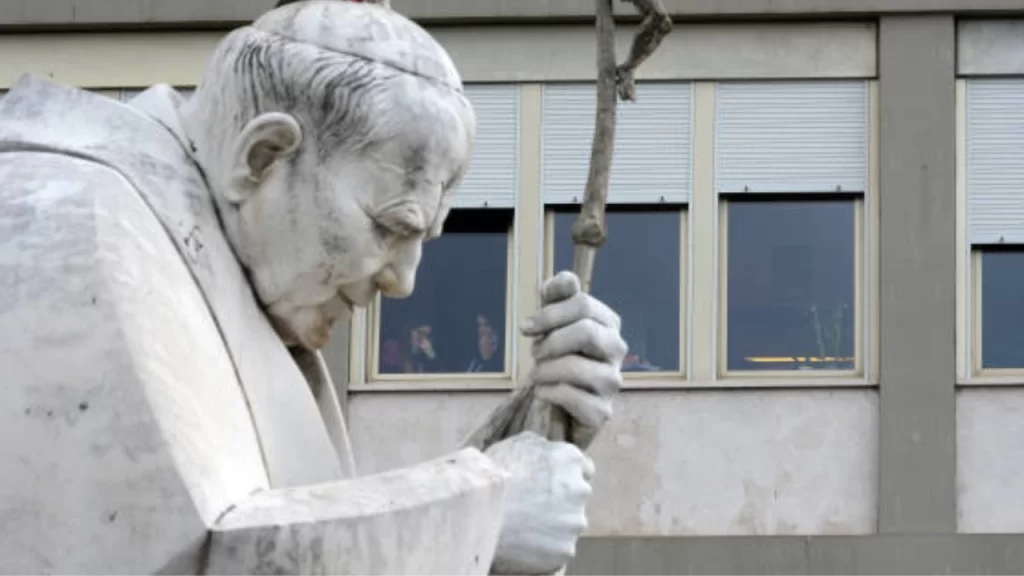 Após um mês internado, estado de saúde do papa segue estável