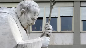 Após um mês internado, estado de saúde do papa segue estável