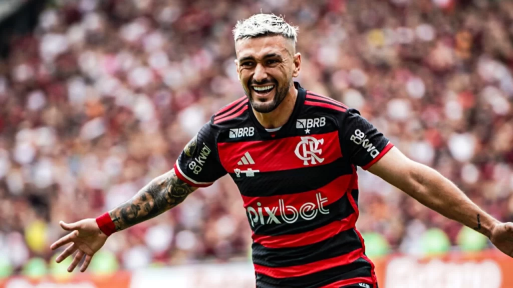 Arrascaeta recebe homenagem do Flamengo ao completar 300 jogos