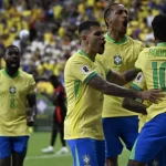 Seleção Brasileira comemorando gol de Raphinha