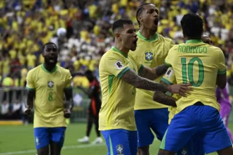 Seleção Brasileira comemorando gol de Raphinha