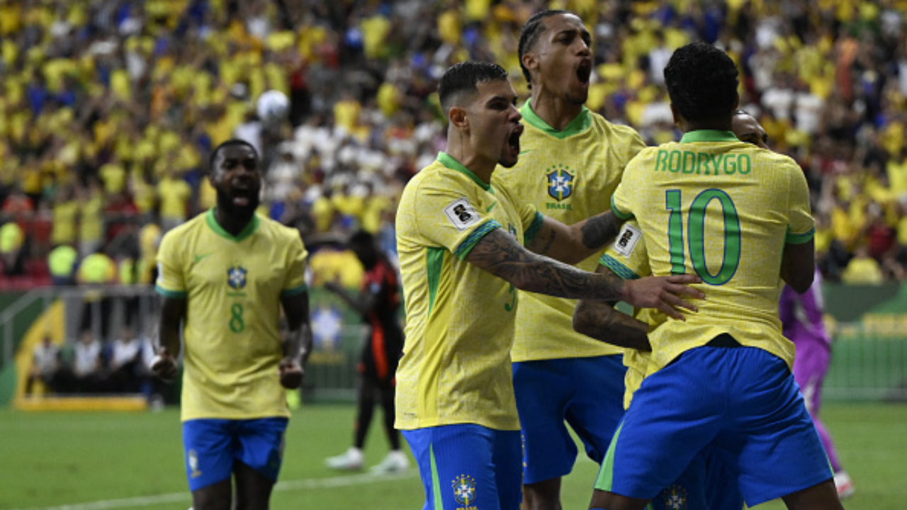 Seleção Brasileira comemorando gol de Raphinha