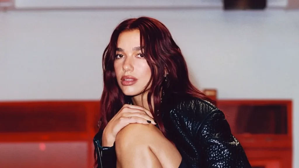 ‘Dark Cherry Red’: o tom de cabelo que está dominando outono/inverno 2025