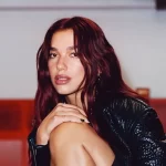 O Dark Cherry Red é a tendência de cabelo para o outono/inverno de 2025