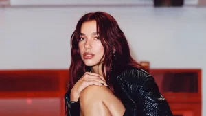 ‘Dark Cherry Red’: o tom de cabelo que está dominando outono/inverno 2025