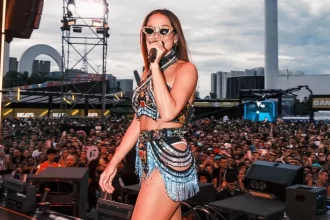 Anitta em festival com superlotação de fãs