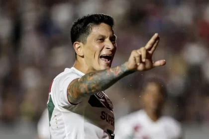 Germán Cano, atacante do Fluminense, atinge a marca de 101 gols pelo clube na vitória contra o Caxias pela Copa do Brasil. O jogador compartilhou suas ambições para o futuro, demonstrando o desejo de seguir fazendo história no Fluminense e buscar mais títulos em 2025