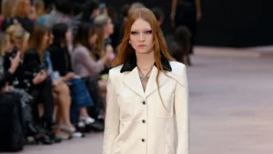 Chanel reinventa o romântico e aposta no olhar intenso na Semana de Moda de Paris