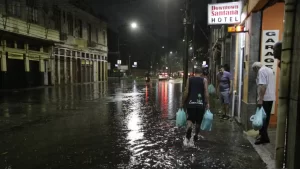 Chuva com granizo causa alagamentos no Rio de Janeiro