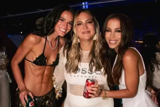 Anitta e Bruna Marquezine ao lado de Carol Sampaio