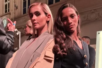 Rayssa Leal e Valentina Herszage no desfile da Louis Vuitton em Paris