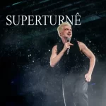 Jão cantando em sua Superturnê