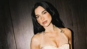 Dua Lipa brilha na volta aos palcos com looks icônicos