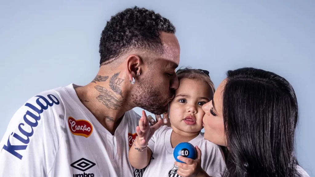 Em meio a rumores de suposta traição, Neymar posta foto com a filha Mavie