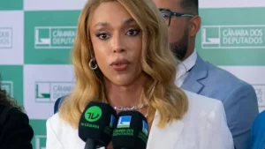 Erika Hilton propõe anistia para mulheres condenadas por aborto no Brasil