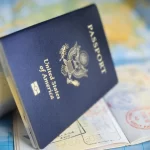 Passaporte dos Estados Unidos da América sobre vistos sobreposto e a mapa múndi.