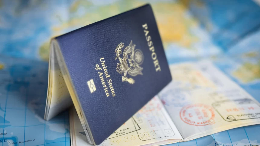 Passaporte dos Estados Unidos da América sobre vistos sobreposto e a mapa múndi.