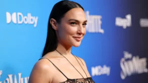 Gal Gadot arrasa com look boho-chic e vestido transparente de grife na estreia de Branca de Neve