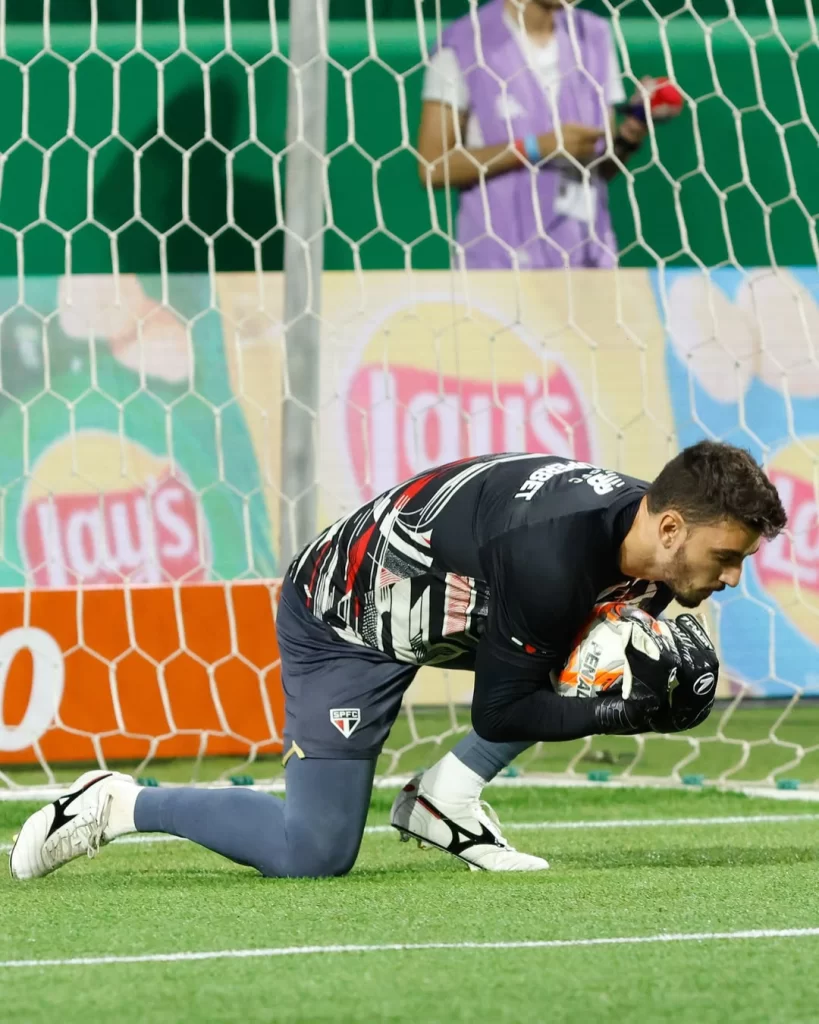 Goleiro Rafael no aquecimento de Palmeiras x São Paulo