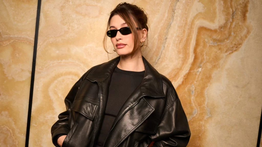 Hailey Bieber usa fórmula fashion na Semana de Moda de Paris