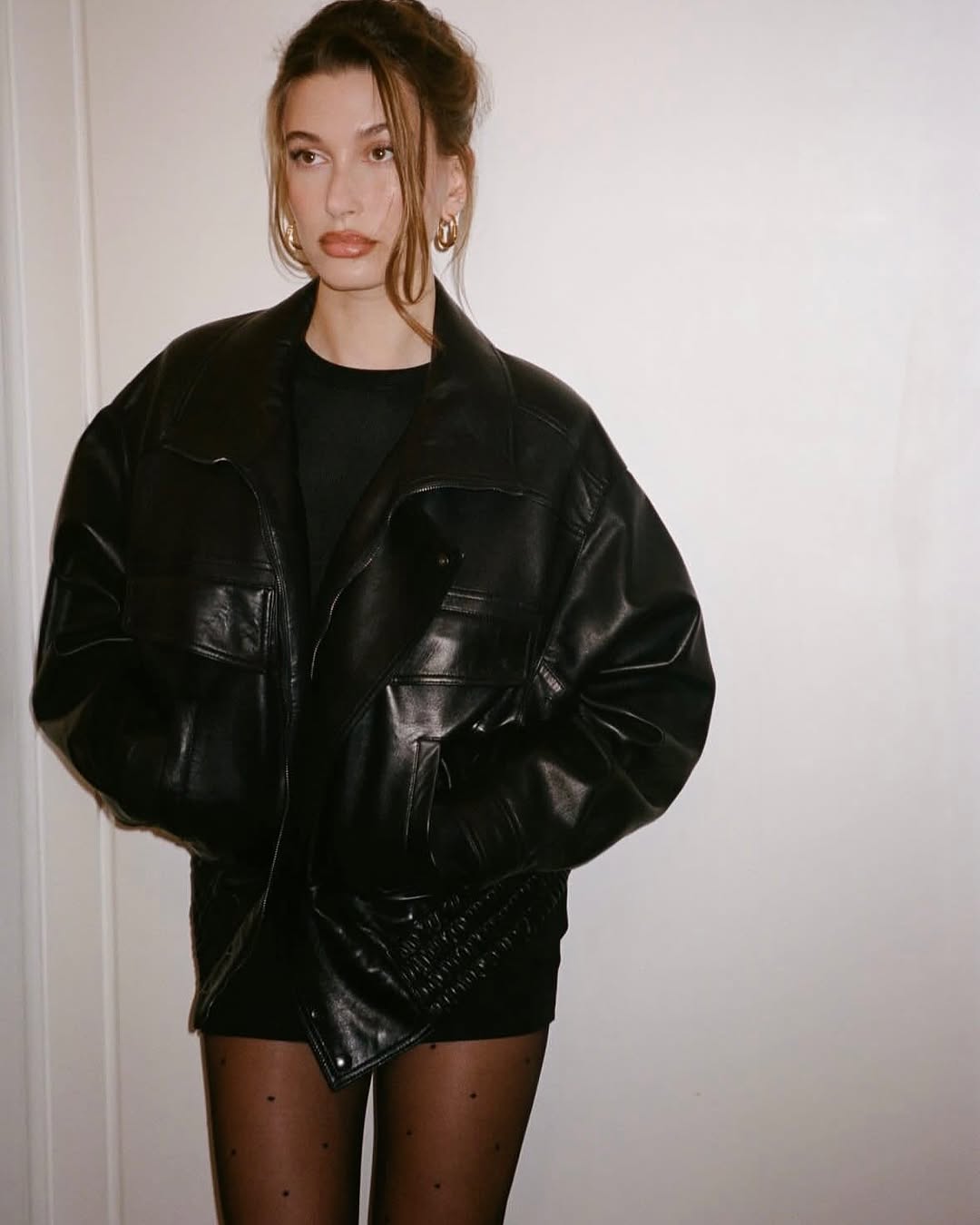 Hailey Bieber para o encerramento da Semana de Moda de Paris