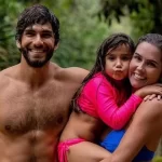 Hugo Moura, a filha e a atriz Deborah Secco