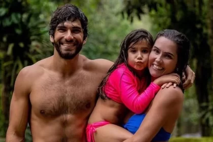 Hugo Moura, a filha e a atriz Deborah Secco