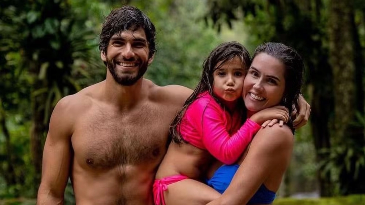 Hugo Moura, a filha e a atriz Deborah Secco