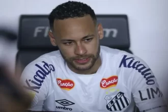 Neymar se emociona em discurso antes do clássico contra o Corinthians