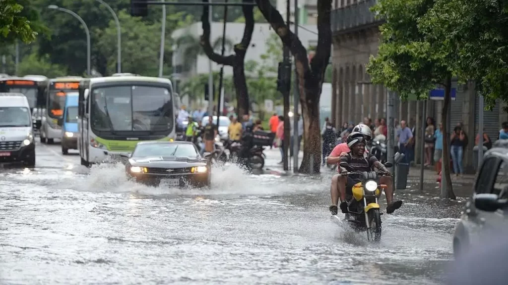Rio chove forte pelo terceiro dia e rompe com a estiagem