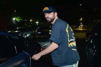 Piqué entrando no carro sozinho em festa em São Paulo