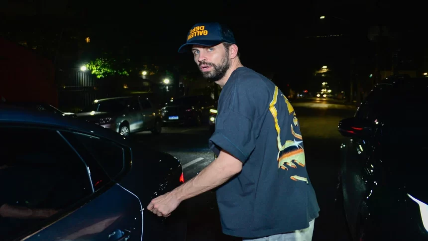 Piqué entrando no carro sozinho em festa em São Paulo